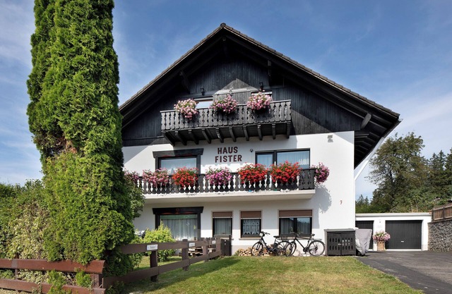 Apartment 'Apartmenthaus Fister' with Lake View, Shared Garden and Wi-Fi