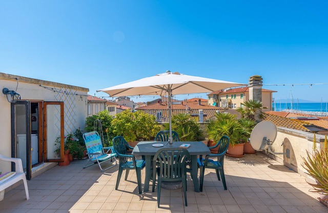 Apartment 'Appartamento Vista Mare' with Sea View, Wi-Fi and Air Conditioning
