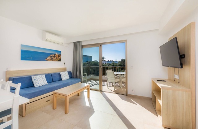 Apartment 'Aquamarina 8' with communal pool, WLAN and air conditioning