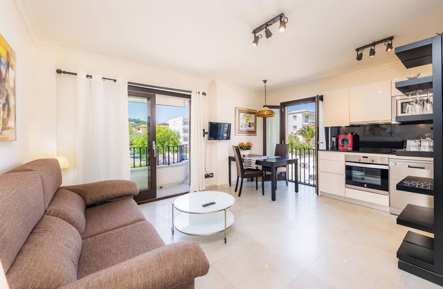 Apartment 'Brillant' close to the Beach with Balcony & Wi-Fi