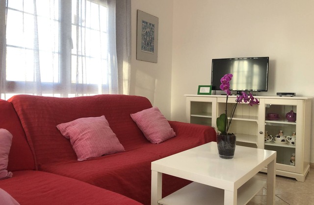 Apartment by the beach with Wi-Fi and satellite TV