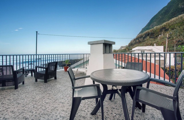 Apartment 'Casa Dos Avos' with Sea View, Private Terrace and Wi-Fi