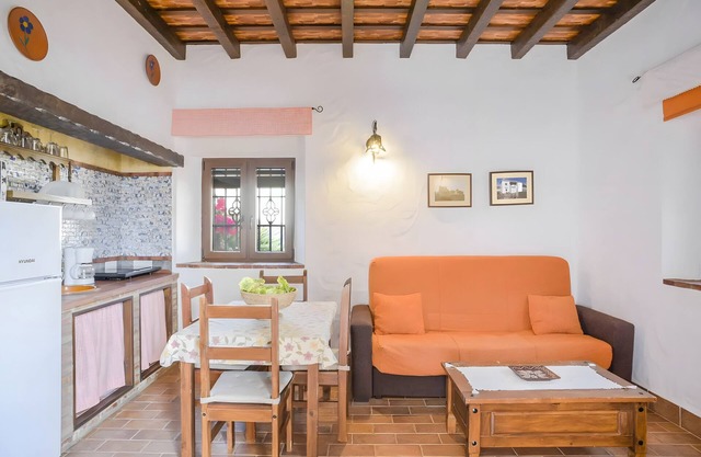 Apartment 'Castaño' with Shared Pool, Wi-Fi and Air Conditioning