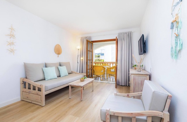 Apartment Close to the Beach with Pool Access, Private Terrace, Air Conditioning and Wi-Fi
