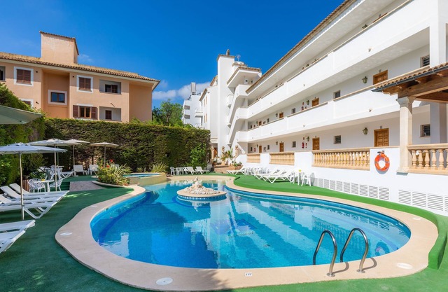 Apartment Close to the Beach with Pool Access, Private Terrace, Air Conditioning and Wi-Fi