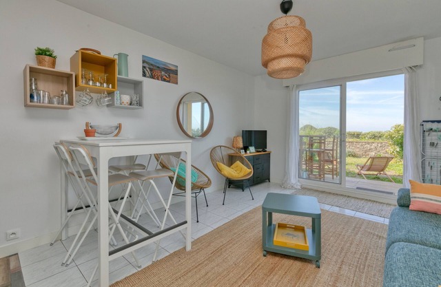 Apartment 'Cosy Face La Mer' with Sea View, Private Terrace and Wi-Fi