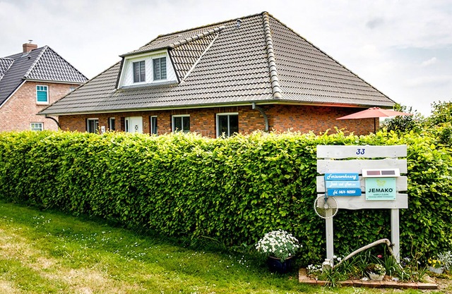 Apartment 'Deich Und Meer' with Private Terrace, Private Garden and Wi-Fi