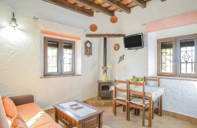 Apartment 'El Almendro' with Shared Pool, Wi-Fi and Air Conditioning
