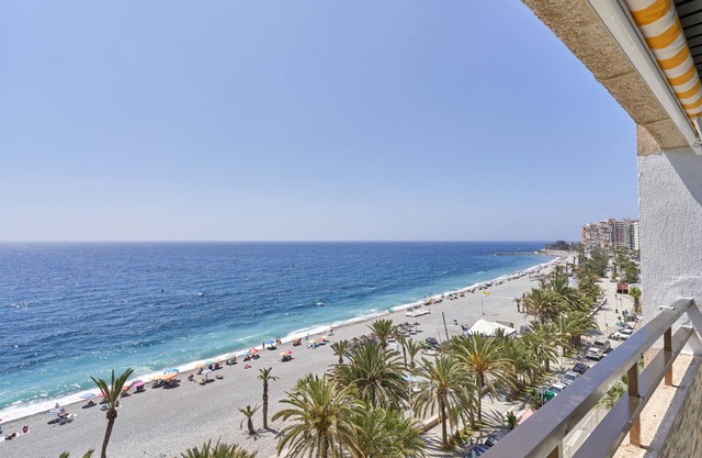 Apartment 'El Rompeolas' with Sea Views and Wi-Fi