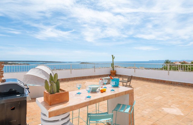 Apartment 'Beachfront Penthouse' with Sea View, Wi-Fi and Air Conditioning