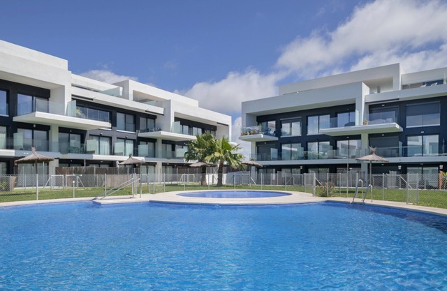 Apartment 'Palacio De Pilas 30' with Shared Pool, Wi-Fi and Air Conditioning