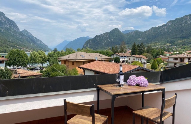 Apartment for 2 adults + 1 child, great view, 200m to the lake/beach, garden