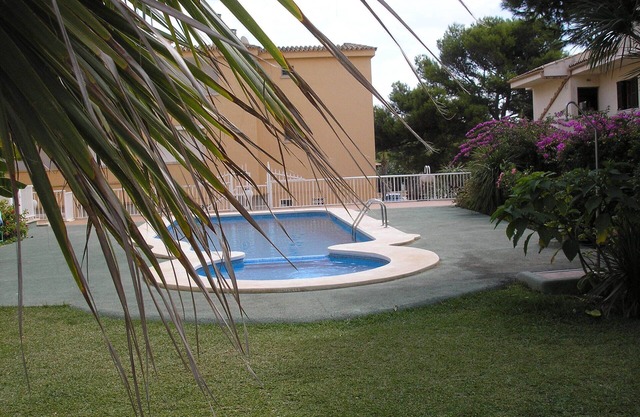 Apartment for two with communal pool 200 meters from the beach