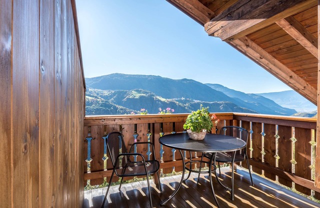 Apartment "Gfinkerhof Mendel" with Mountain View, Shared Terrace & Wi-Fi