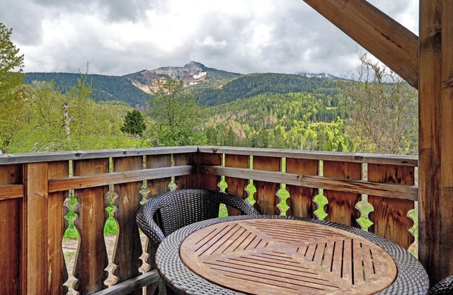Apartment Huanzhof Schwarzhorn with Mountain View, Garden & Terrace