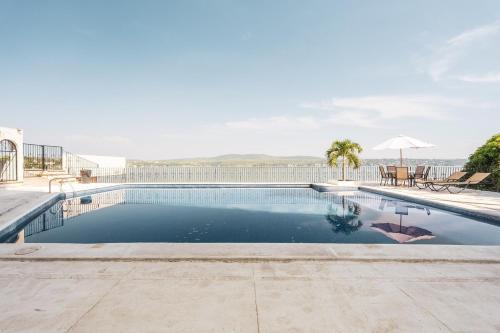 Apartment in a lakefront hotel