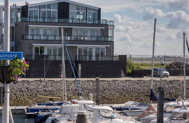 Apartment in a unique location with a view of the marina and the Scheldt