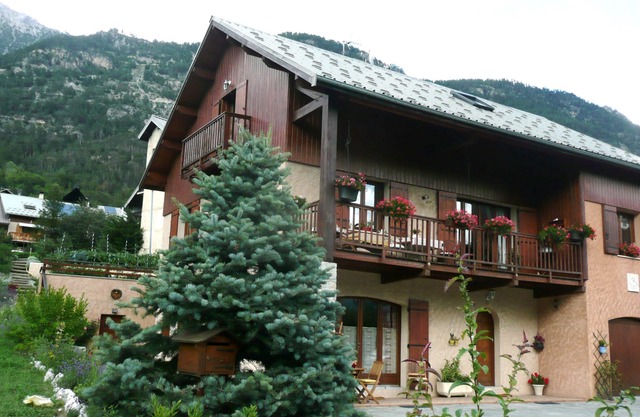 Apartment in chalet for 4 people on the ground floor overlooking the resort
