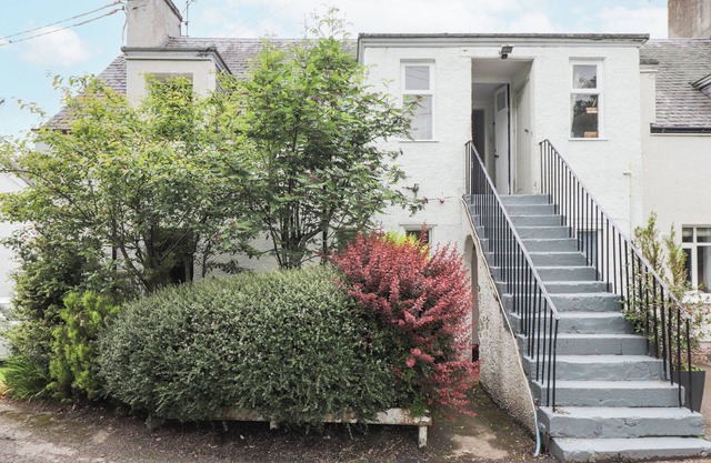 APARTMENT IN FOYERS, pet friendly, with open fire in Foyers