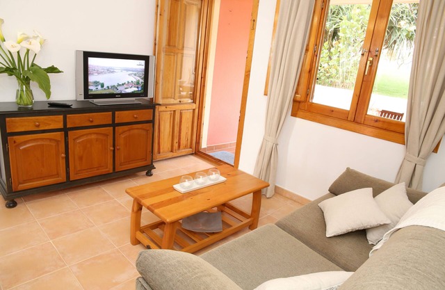 Apartment in quiet area with pool, large terrace, parking and free Wifi.