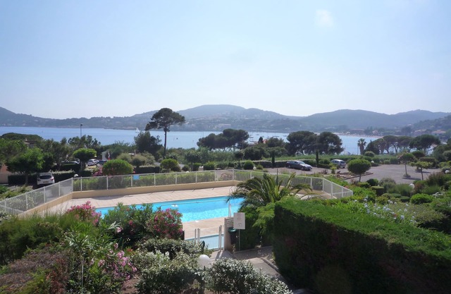 Apartment in secure residence with swimming pool facing the sea