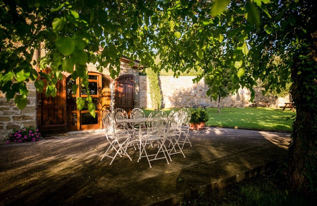 Apartment in villa with A/C, pool, WIFI, pets allowed, panoramic view, parking, close to Cortona
