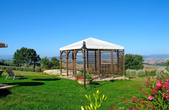 Apartment in villa with WIFI, pool, A/C, TV, terrace, panoramic view, close to San Gimignano