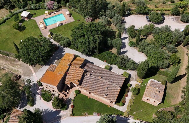Apartment in villa with pool, WIFI, A/C, TV, terrace, panoramic view, close to San Gimignano