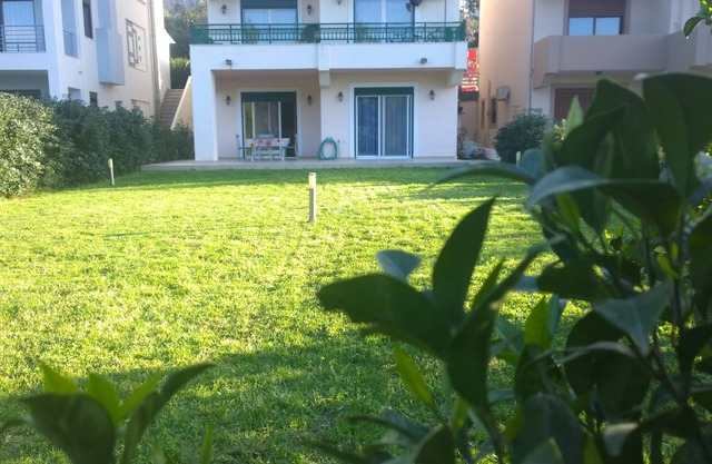 Apartment of 80sqm built in 2006 on the villa's ground floor .