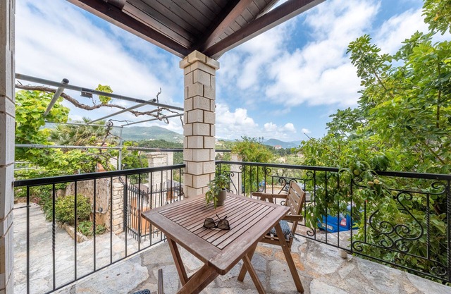 Apartment 'Old Manor Cottage House 5' with Wi-Fi and Air Conditioning