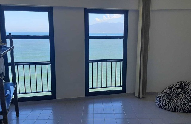 Apartment on Martim de Sá beach avenue, sea view, foot in the sand