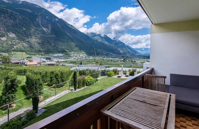 Apartment 'Schlossblick' with Mountain View, Shared Garden and Wi-Fi