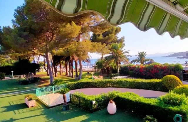 APARTMENT SEA VIEW- "FEET IN THE WATER" DIRECT ACCESS BEACH