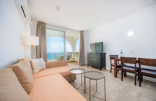 Apartment 'Sea View Room 106' with Shared Pool, Wi-Fi and Air Conditioning