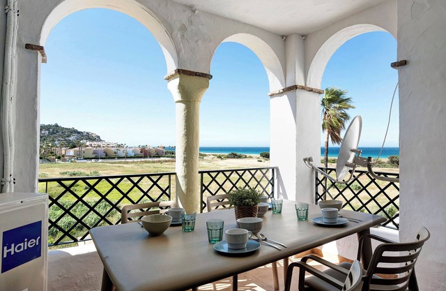 Apartment "Semifrontal con vistas Zahara" Near the Beach with Sea View, Pool & Wi-Fi