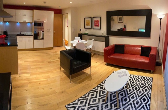 Apartment - Sleeps 4 - Balcony - Parking - Pets Ok