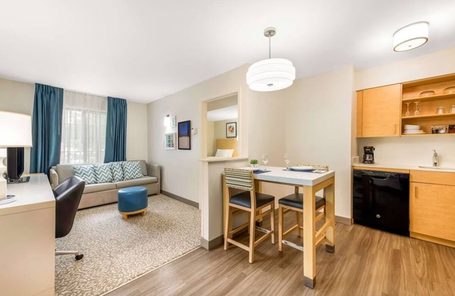 Apartment-Style Suite w/Fully Equipped Kitchen – Perfect Stay Near Carowinds