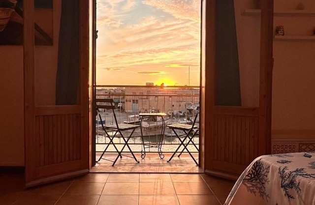 Apartment 'Tramonto Mediterraneo' with Sea View, Wi-Fi and Air Conditioning