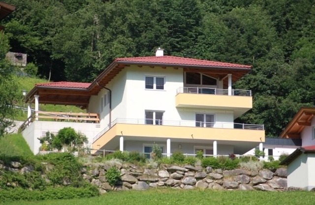 Apartment with garden in sunny and central dream location and own heat cabin