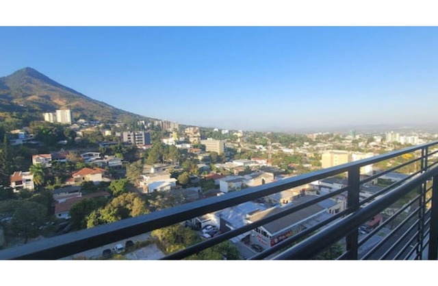 Apartment with 4 bedrooms and 3.5 bathrooms. Only 2 air conditioners.