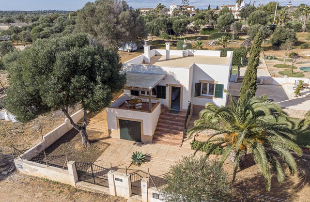 APARTMENT WITH WIFI AND A/C, CLOSE TO BEACHES: SALMOINA COVE AND CALO DES MORO