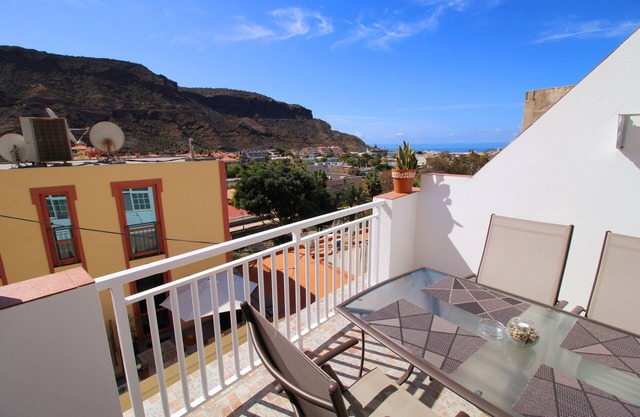 Apartment with private terrace and sea views in Puerto de Mogán.