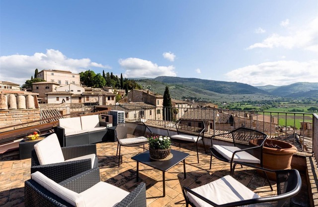 APARTMENT WITH LARGE ROOFTOP TERRACE, A/C, lift, free parking. Sleeps up 4