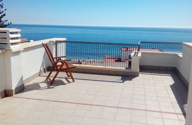 Apartment with Roof Terrace next to the Beach
