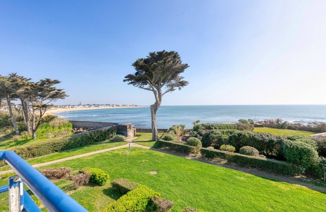 Apartment with Sea View, Private Terrace and Wi-Fi