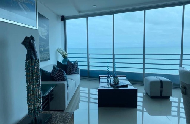 APARTMENT WITH SEA VIEW, 1 MINUTE FROM THE BEACH!