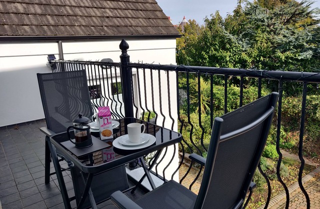 Apiary Apartment (Private Balcony & 2mins to Sea)