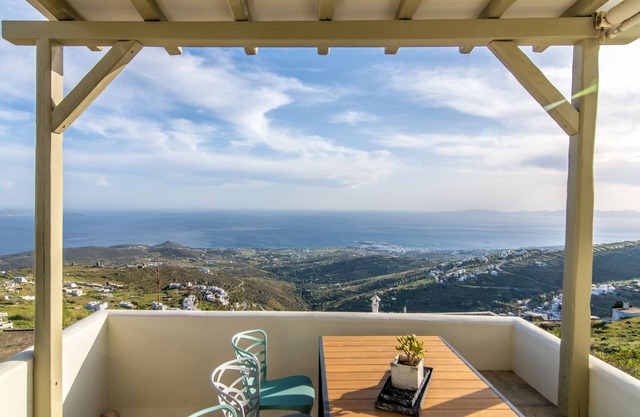 Apopsis Tinos - Cycladic house with stunning view