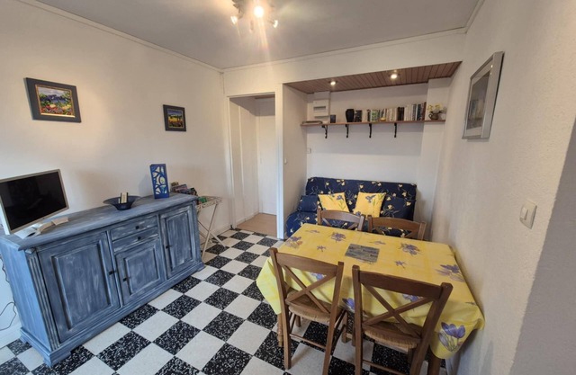 Appart. in village bordering Argeles s/mer and its beaches near Collioure.