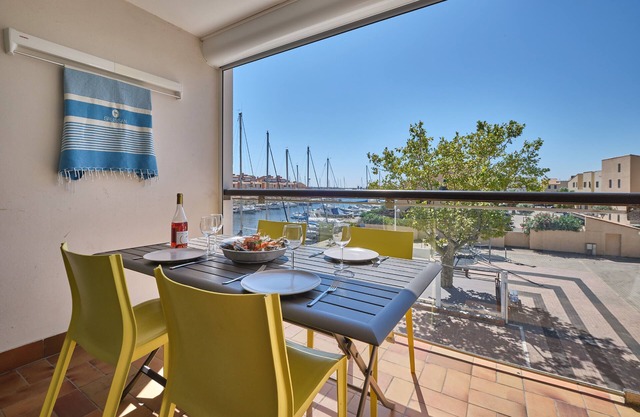 appart. new in quiet residence. Swimming pool and parking. beautiful view of marina